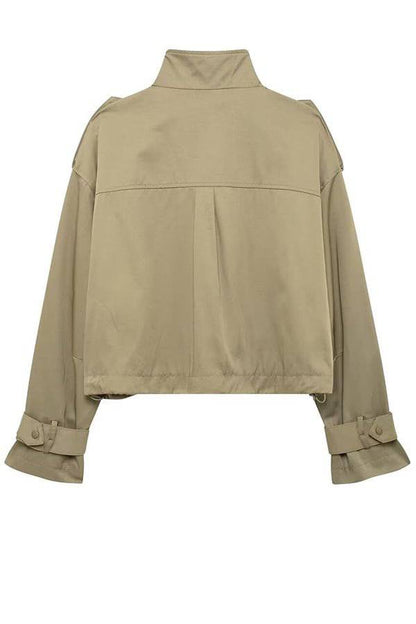 Chaqueta holgada con cremallera estilo cargo y bolsillos con detalles de correa con dije clásico