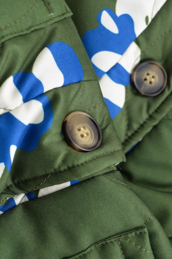 Chaqueta fina de algodón con cuello redondo y botonadura sencilla con estampado floral 