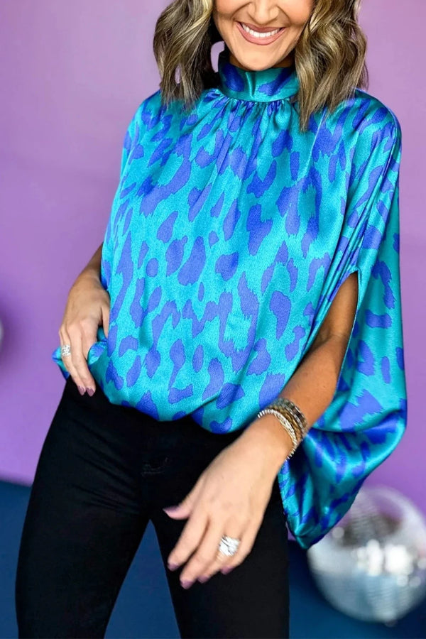 Blusa holgada con cuello alto y mangas murciélago con estampado de leopardo azul