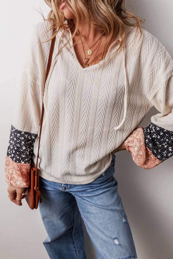 Top de cuello en V con cordón texturizado y patchwork floral beige 