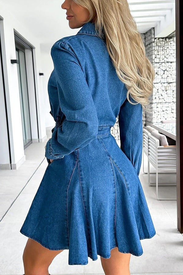 Elegante minivestido vaquero de manga larga con cinturón y bolsillo en la cintura