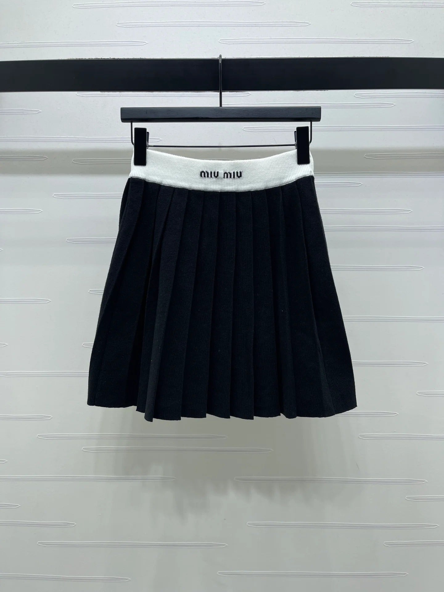 Miumiu 2026 Crew Neck Knit Short-sleeved Pleated Skirt Set Wool 352667
