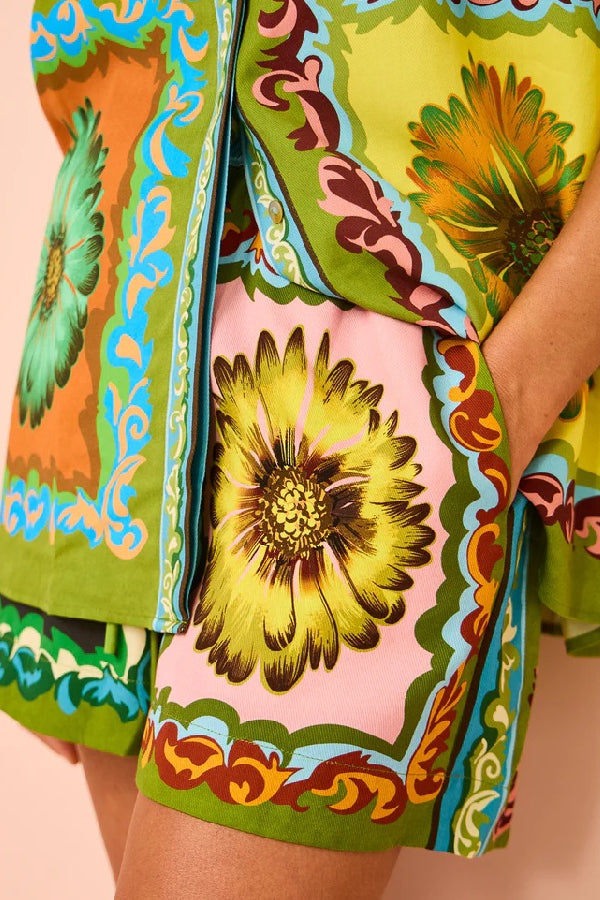 Traje de dos piezas de lino con estampado de margaritas, versátil y moderno, con pantalones cortos casuales holgados
