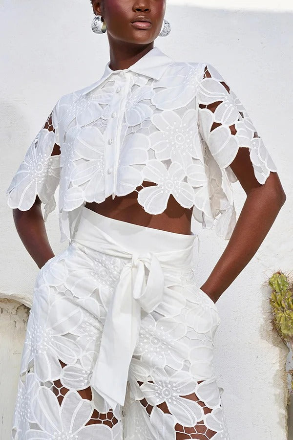 Conjunto de camisa corta con encaje floral y pantalones anchos con bolsillos y cinturón que redefinen la elegancia