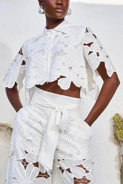 Conjunto de camisa corta con encaje floral y pantalones anchos con bolsillos y cinturón que redefinen la elegancia