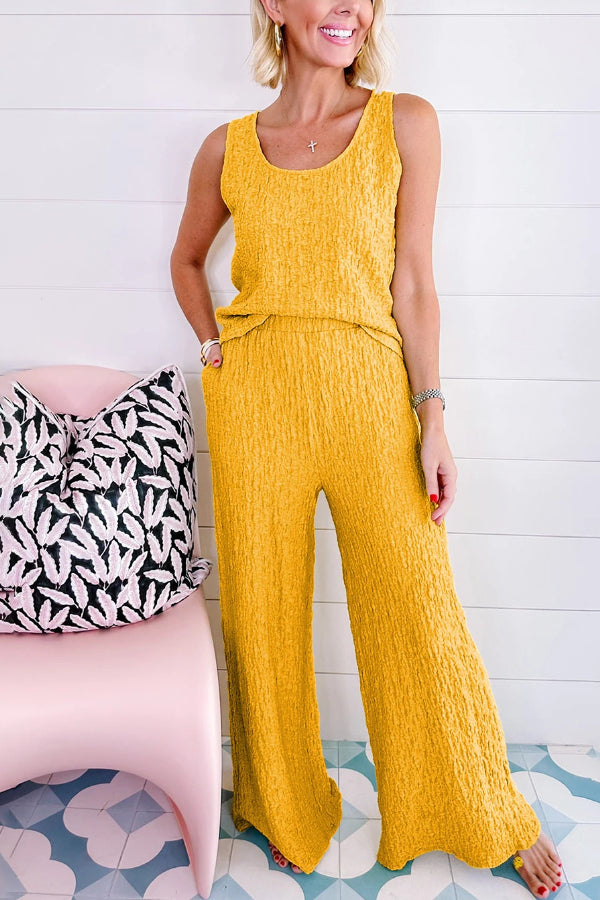 Conjunto de camiseta amarilla arrugada con cuello en U y pantalones anchos 