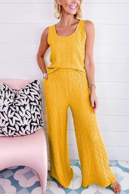 Conjunto de camiseta amarilla arrugada con cuello en U y pantalones anchos 