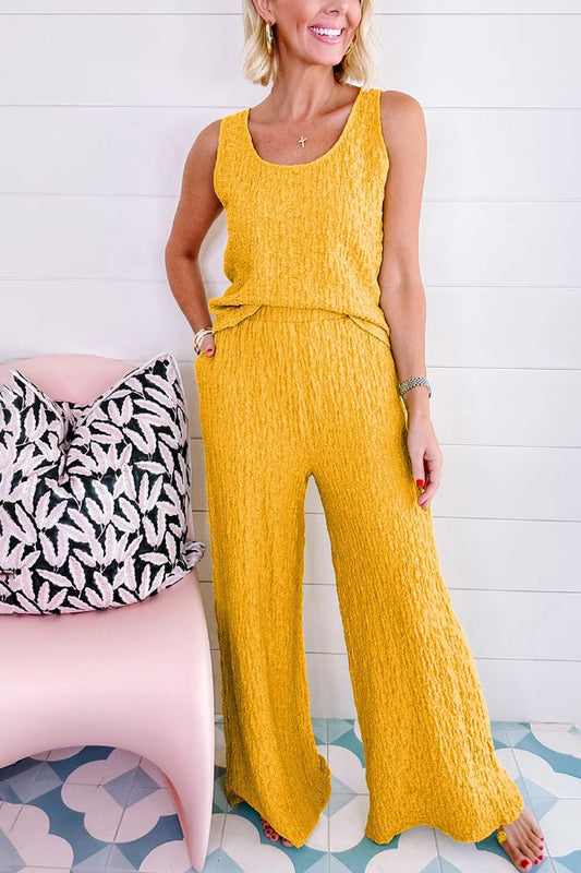 Conjunto de camiseta amarilla arrugada con cuello en U y pantalones anchos 