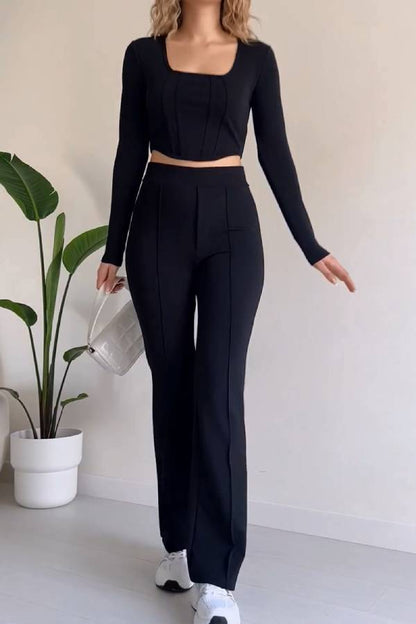Elegante traje de dos piezas con cuello en U