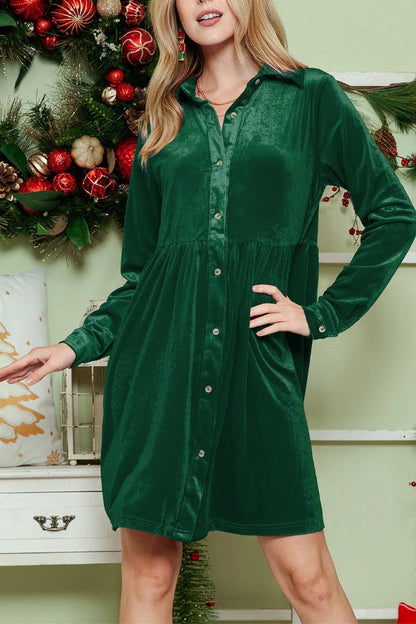 Vestido camisero de terciopelo verde con volantes y mangas largas y botones 