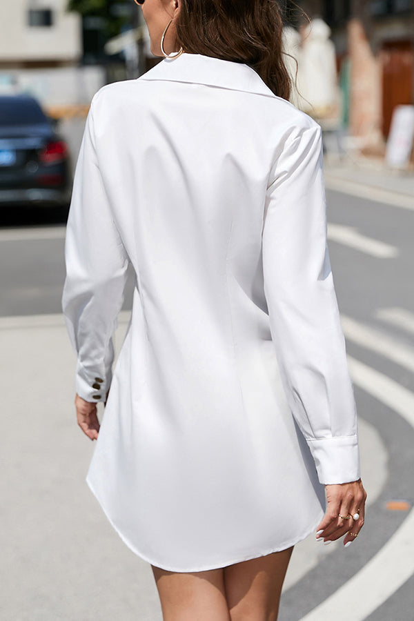 Vestido de manga larga con solapa y botonadura sencilla en color liso