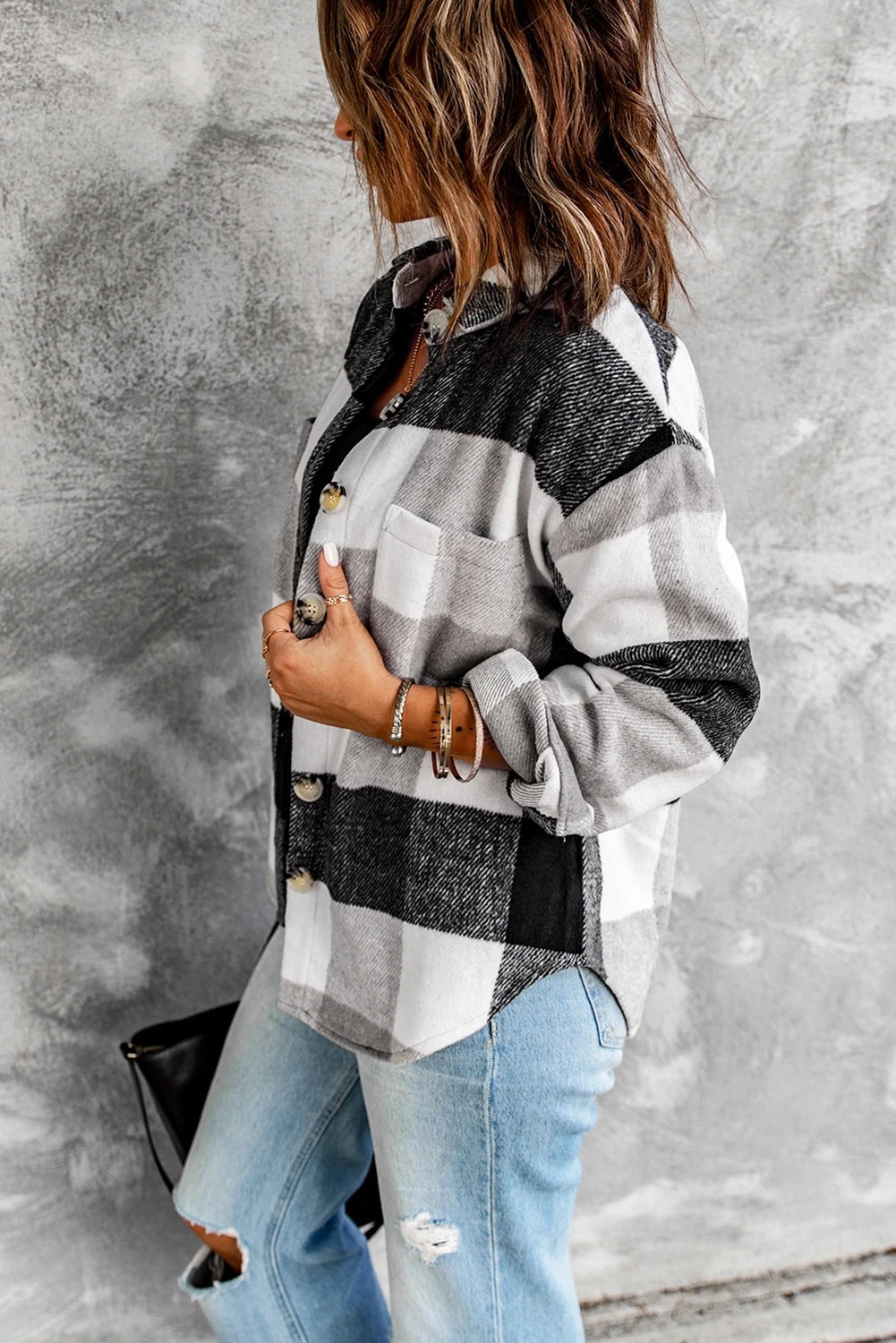 Chaqueta abotonada con bolsillos y bloques de color a cuadros grises
