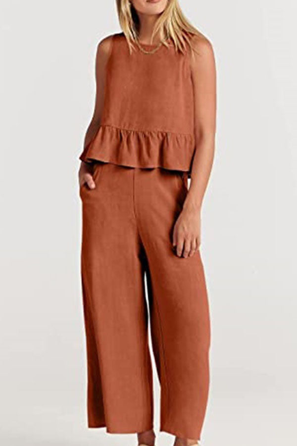 Traje casual con pantalones cortos y pierna ancha con chaleco plisado sin mangas