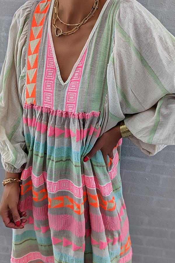 Vestido midi con estampado de rayas de clave griega rosa y cadena naranja
