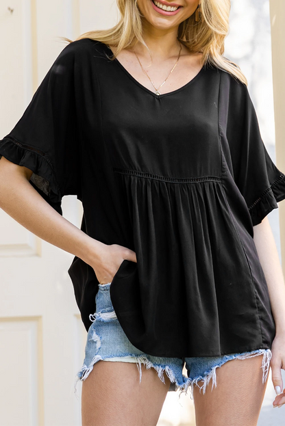 Blusa de manga corta con cuello en V, fruncido y ribete de volantes