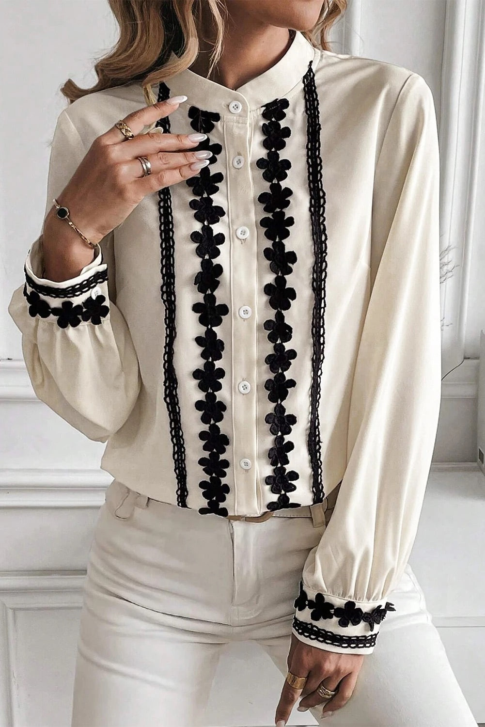 Camisa beige con botones y cuello alto con flores