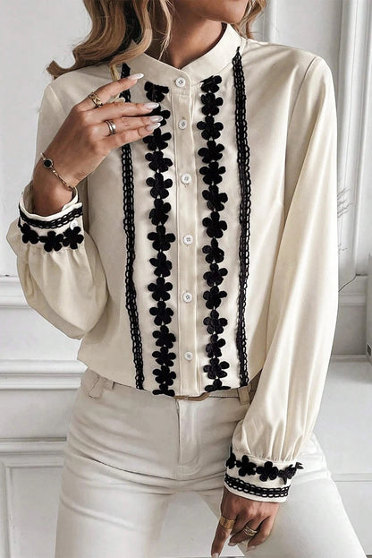 Camisa beige con botones y cuello alto con flores