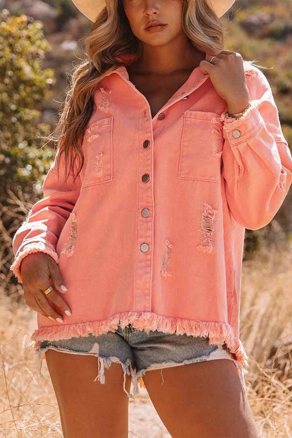 Chaqueta vaquera desgastada con dobladillo sin rematar y bolsillos en el pecho