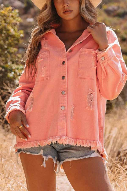 Chaqueta vaquera desgastada con dobladillo sin rematar y bolsillos en el pecho