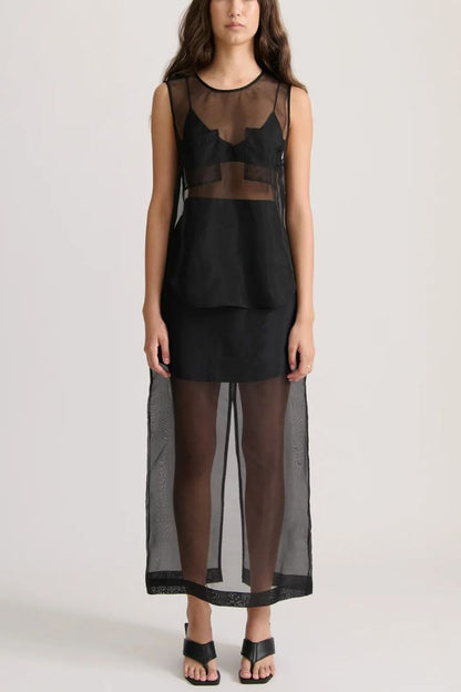 Conjunto moderno de camiseta extragrande con bolsillos de organza transparente y falda midi con abertura y tiro alto