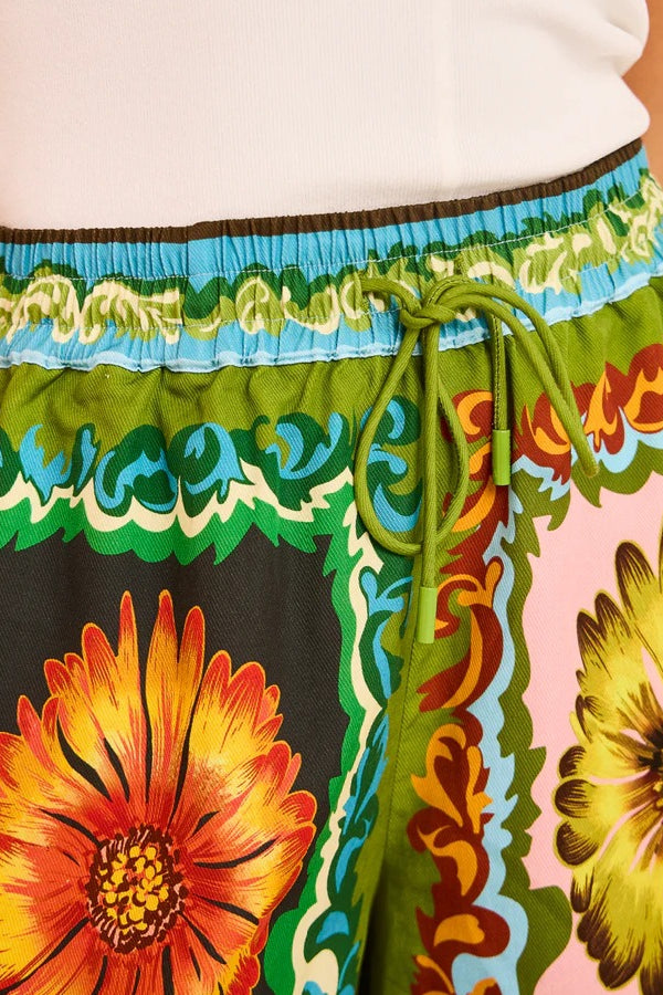Traje de dos piezas de lino con estampado de margaritas, versátil y moderno, con pantalones cortos casuales holgados