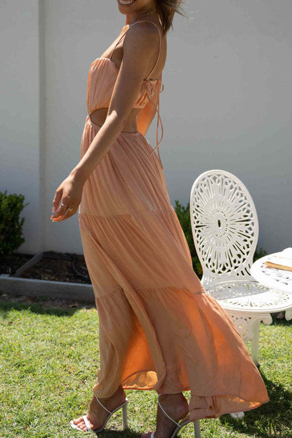 Vestido largo sin mangas con cintura abierta y capas 