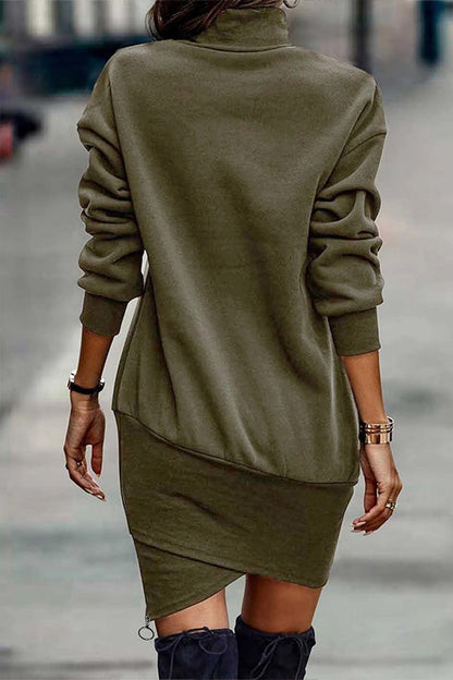 Vestido corto cruzado de manga larga y cuello alto