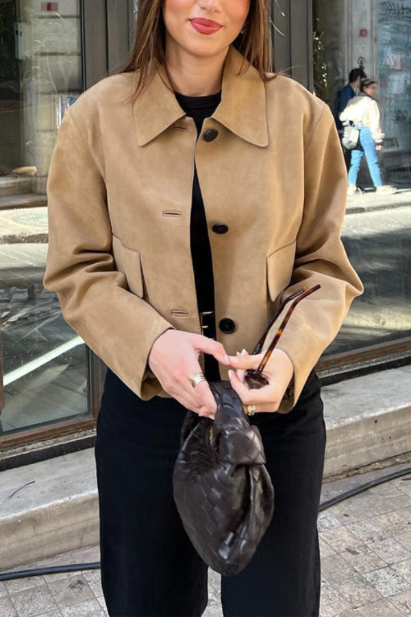 Chaqueta corta de ante sintético con solapa abotonada y bolsillos
