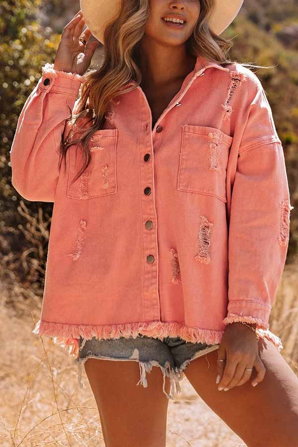 Chaqueta vaquera desgastada con dobladillo sin rematar y bolsillos en el pecho