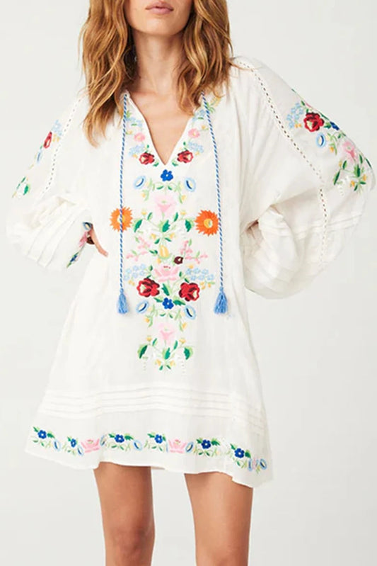Vestido corto bohemio blanco con cuello en V, borlas y estampado floral