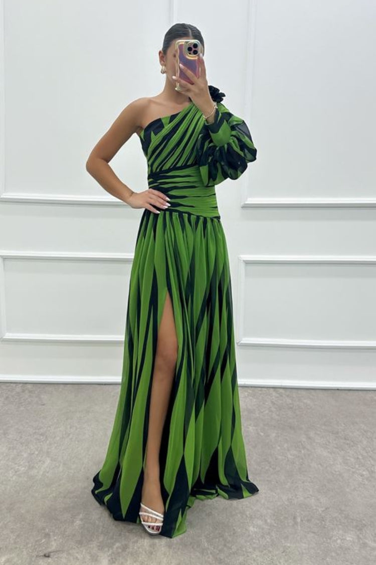 Vestido con diseño estampado de rosas y un solo hombro