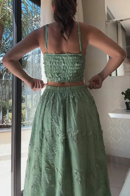 Conjunto de camiseta de tirantes fruncida con bordado floral en la espalda y falda larga acampanada con cintura elástica de Carah