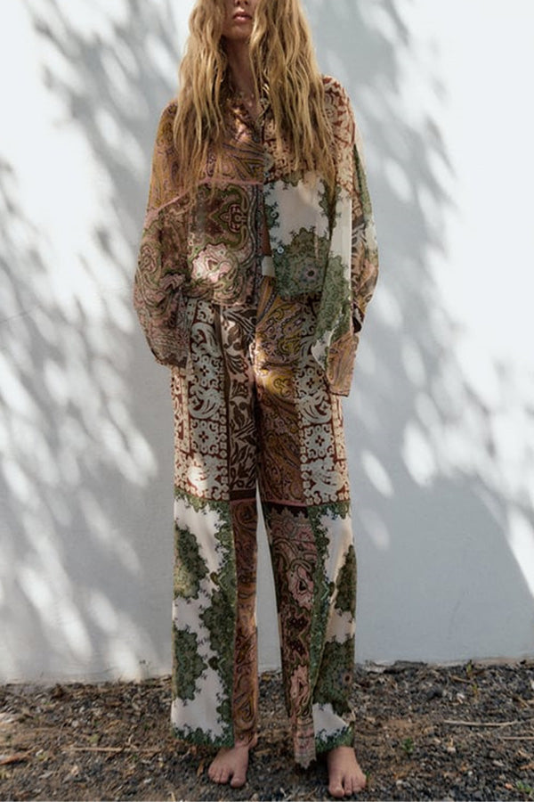 Conjunto de camisa, pantalones y capa con estampado de patchwork