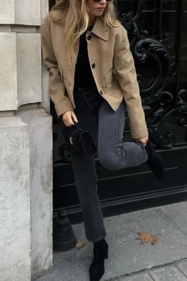 Chaqueta corta de ante sintético con solapa abotonada y bolsillos