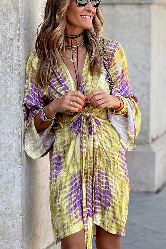 Vestido mini con cintura anudada y estampado tie-dye de Take Me Away