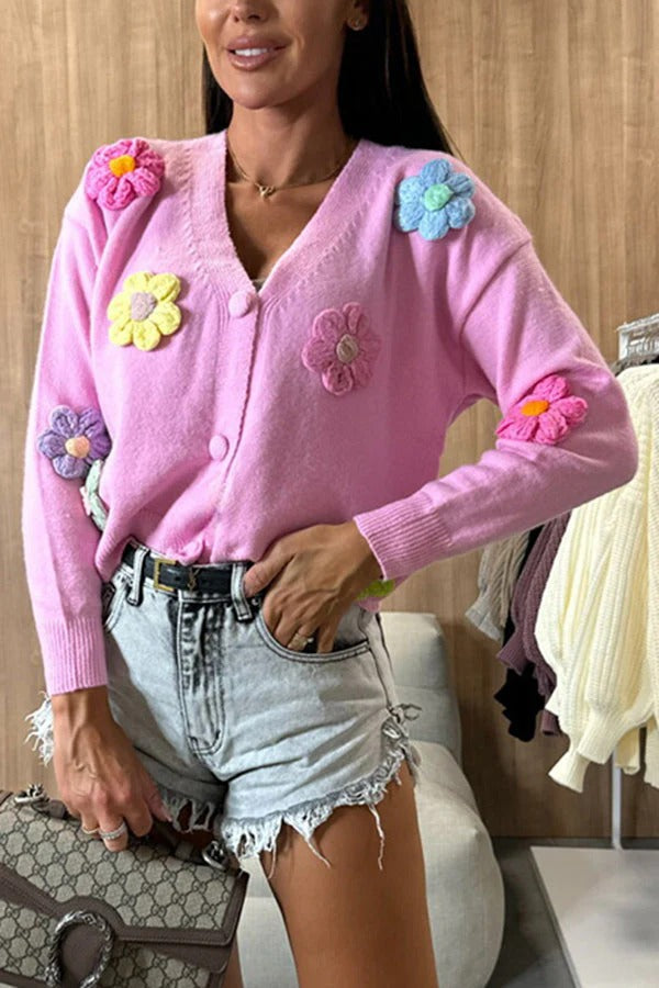 Cárdigan holgado con botones y flores dimensionales de colores de Ezro Knit 