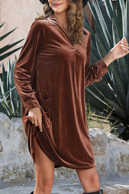 Vestido de terciopelo con cuello en V y mangas con solapa y lazo color café