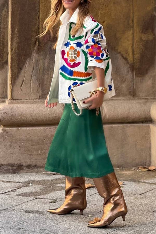 Sobrecamisa vaquera blanca bordada con colores vivos y bolsillos.