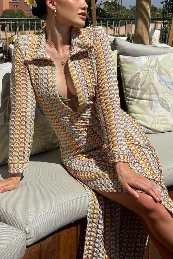 Vestido largo de crochet hecho a mano con escote en V profundo y abertura. 