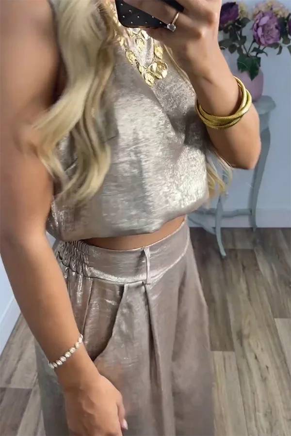 Conjunto de camiseta corta con botones en la espalda de tela metalizada Rita y pantalones anchos con bolsillos y cintura elástica 