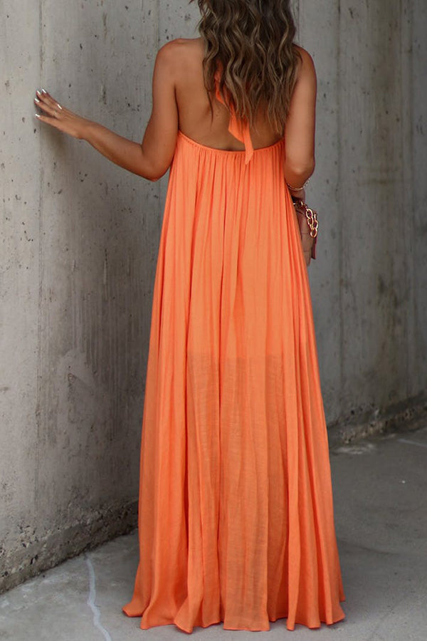 Vestido largo plisado con cuello halter y escote en V de Nolah