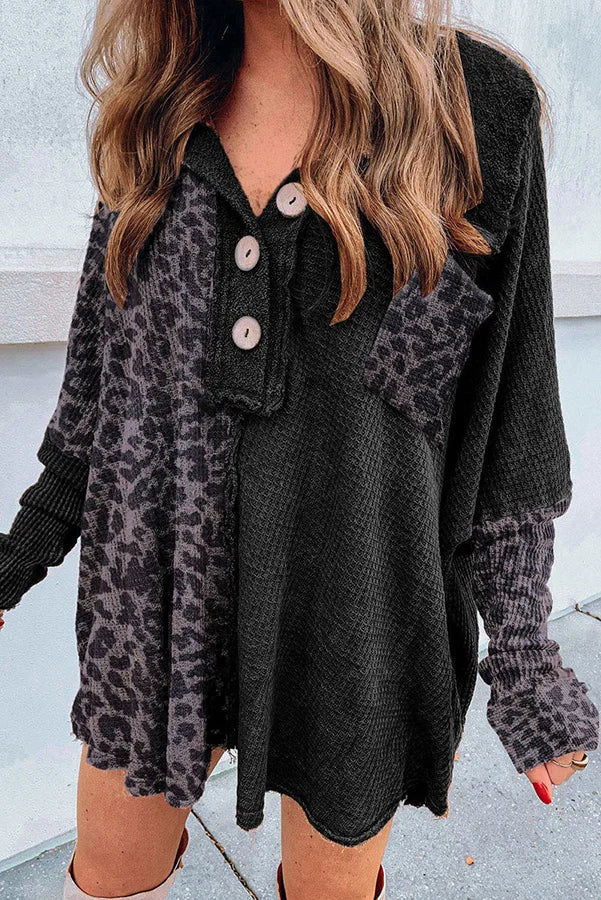 Camisa con bolsillos abotonados y estampado de leopardo tipo gofre