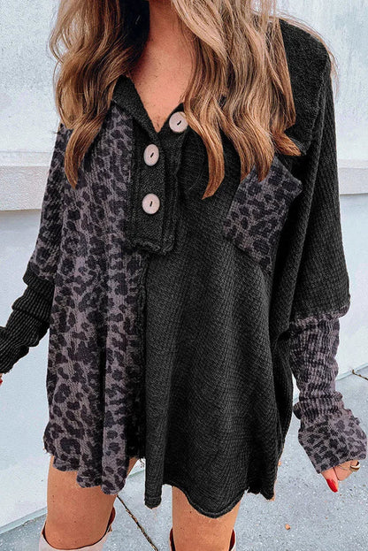 Camisa con bolsillos abotonados y estampado de leopardo tipo gofre