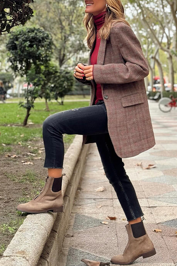 Traje pequeño abotonado de longitud media