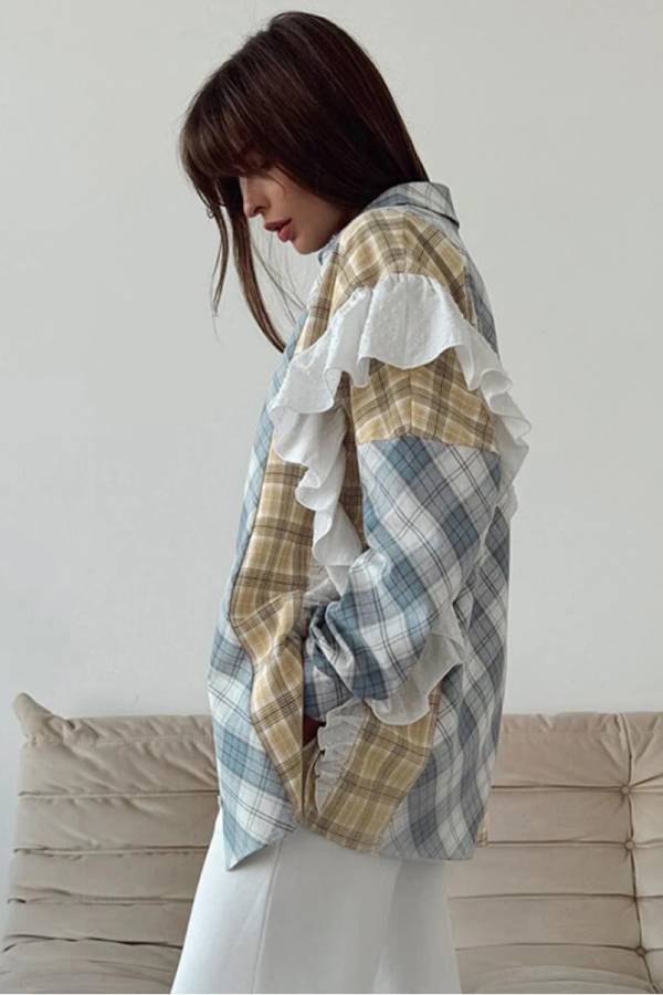 Camisa con volantes y patchwork con estampado de cuadros en azul cielo 