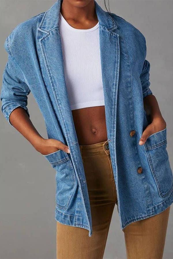 Blazer de mezclilla con solapa con muesca, botones y bolsillos delanteros