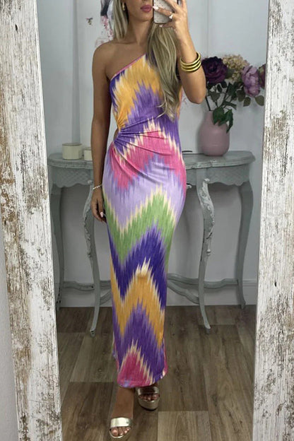 Vestido ajustado con estampado floreciente y hombros inclinados irregulares 