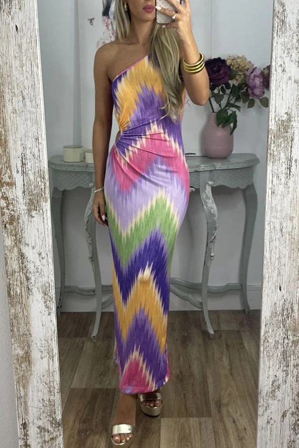Vestido ajustado con estampado floreciente y hombros inclinados irregulares 