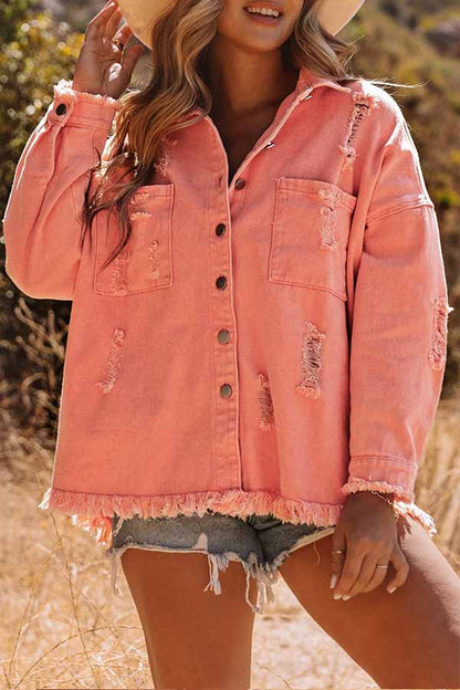 Chaqueta vaquera desgastada con dobladillo sin rematar y bolsillos en el pecho