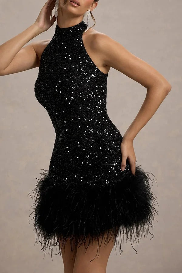 Minivestido elástico deslumbrante y divertido con cuello alto, lentejuelas y ribete de plumas